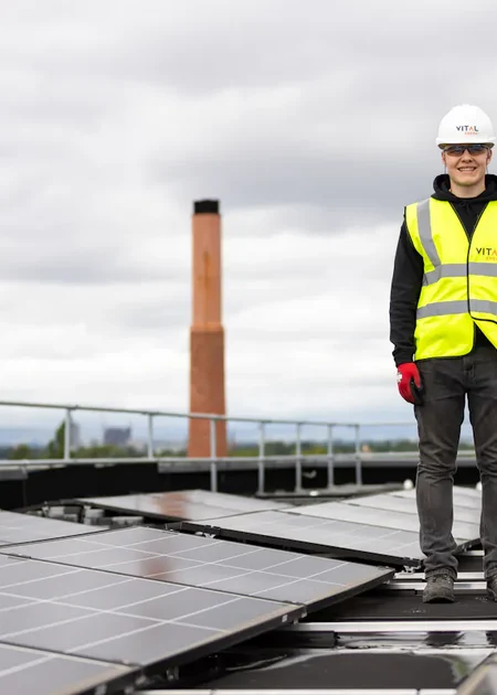 engenheiro entre painéis solares